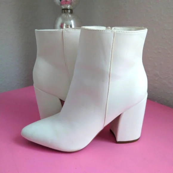 White ankle booties - Picture 1 of 7